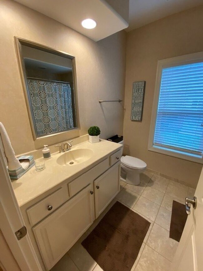 Building Photo - Beautiful Fully Furnished 3 bed 2 bath hom...