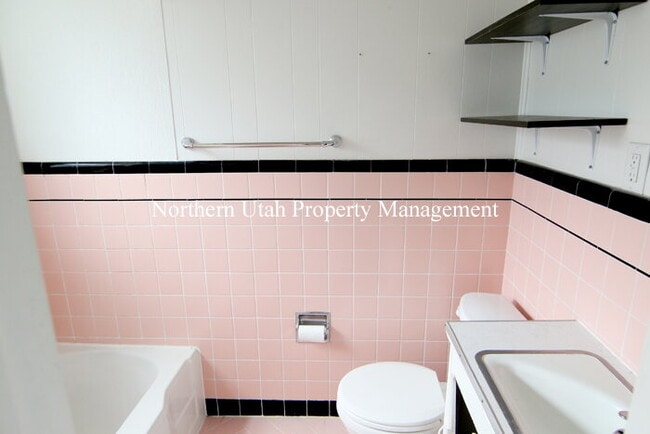 Building Photo - 1 Bed 1 Bath Lower Unit