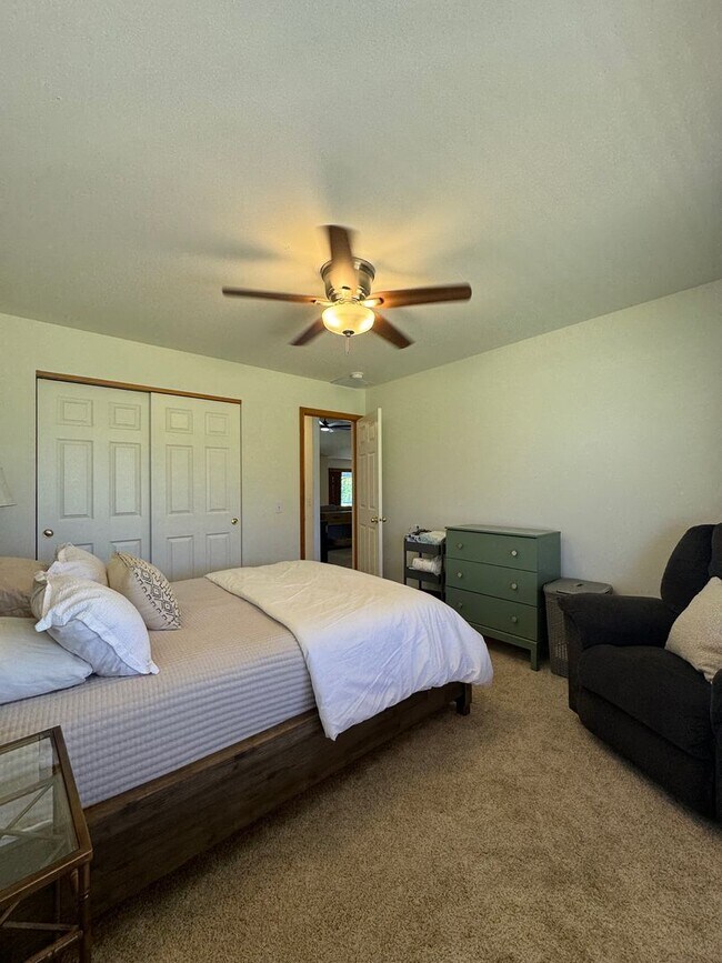 Building Photo - Expansive & Modern 4-Bedroom Home for Rent