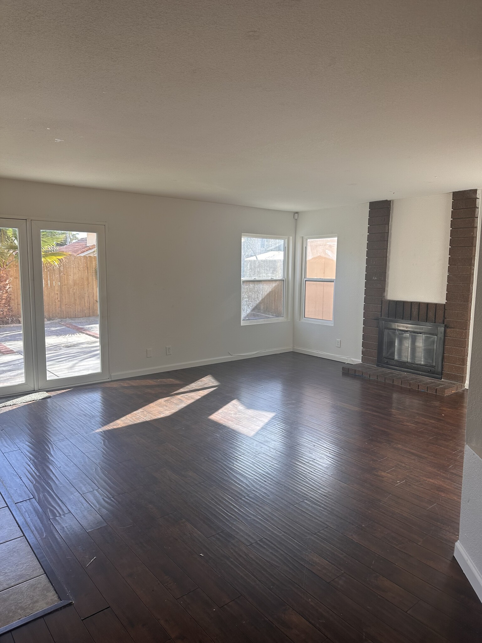 Building Photo - 581 Gladiola St