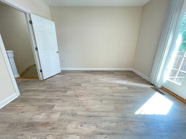 Building Photo - Wonderful location and features for this s...