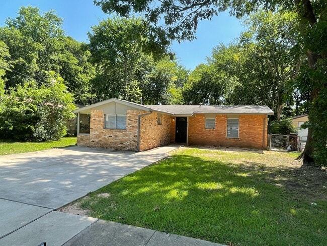 Building Photo - 613 S Andrews Ave