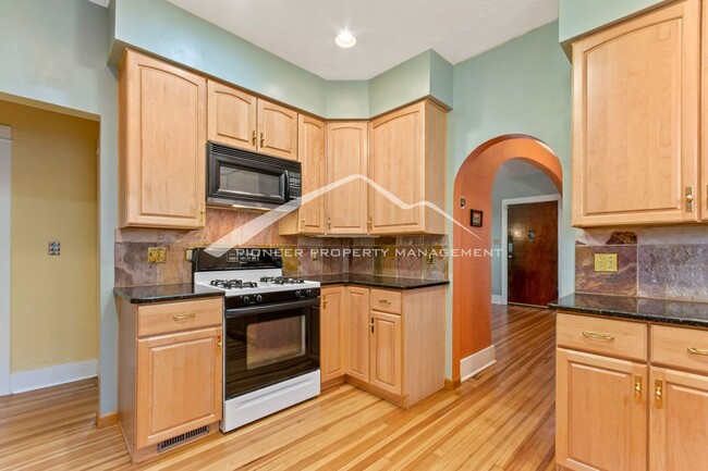 Building Photo - Lovely 3 bedroom home in the Highlands Nei...