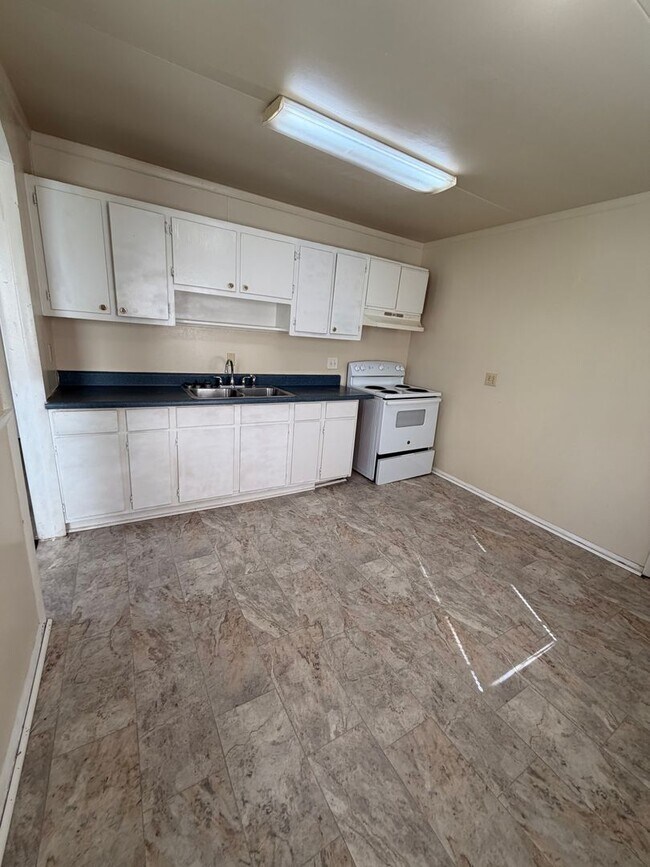 Building Photo - 1437 Oakcrest Dr