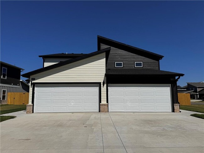 Building Photo - 1400 SW Poigai Wy