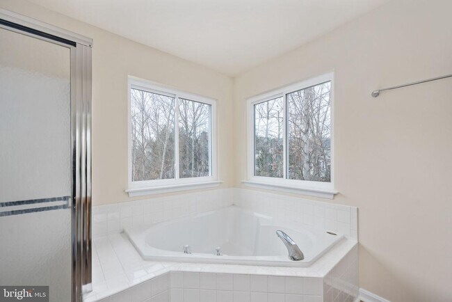 Building Photo - 8 Newport Ct