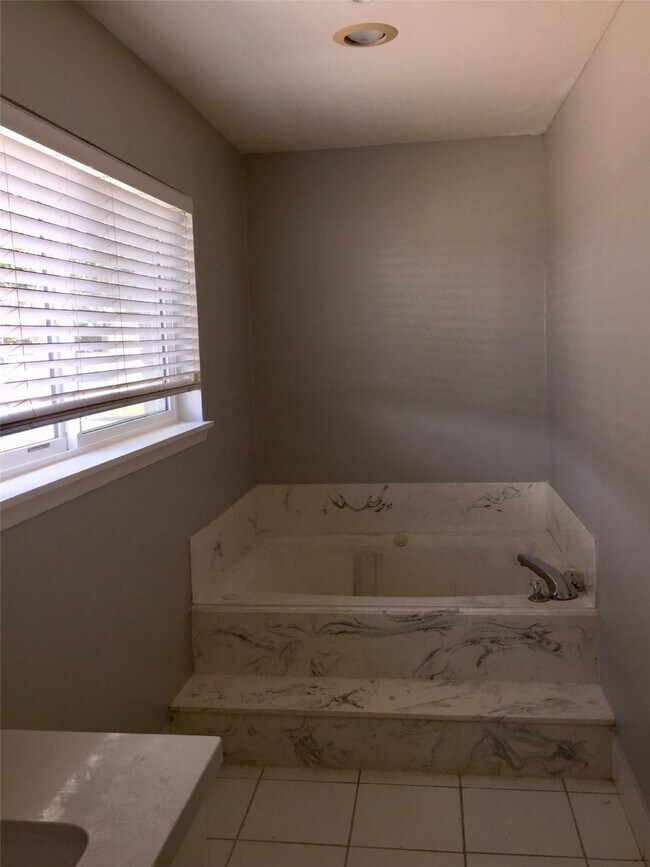 Building Photo - 7902 Meadowcroft Dr