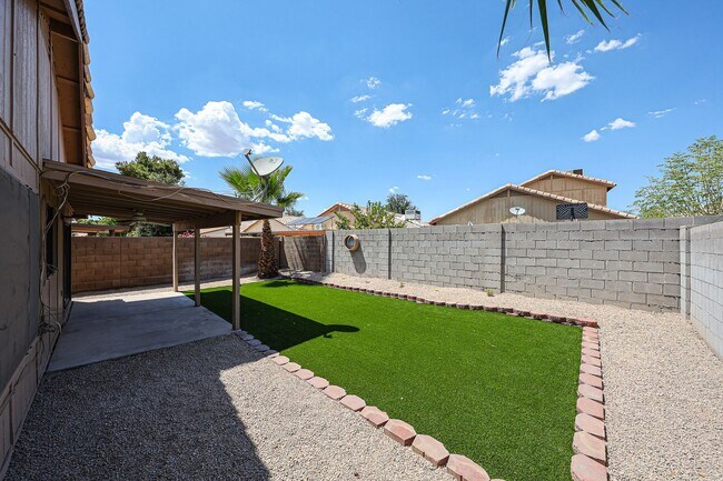Building Photo - Beautifully renovated 3 bedroom 2 bathroom...