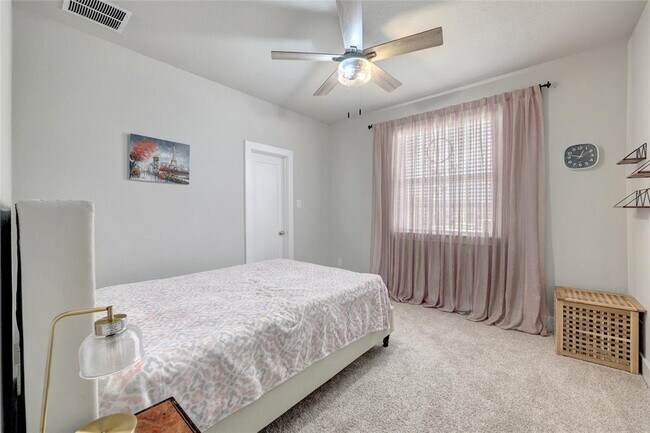 Building Photo - 317 Rock Knl St