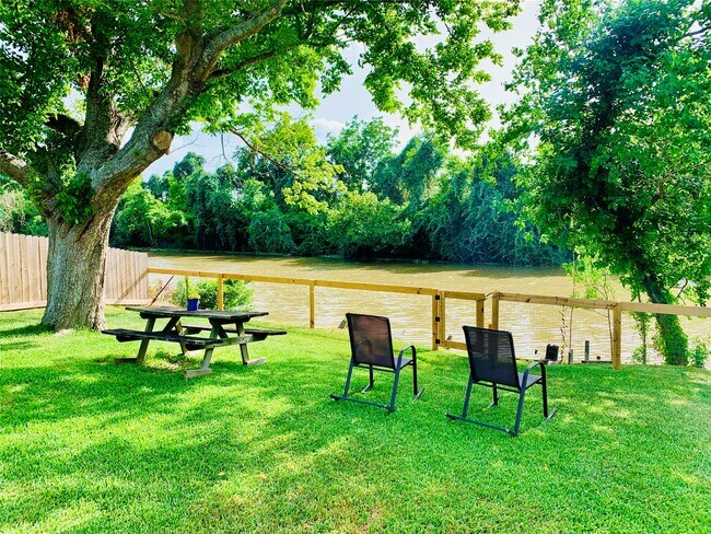 Building Photo - 411 Ulrich St