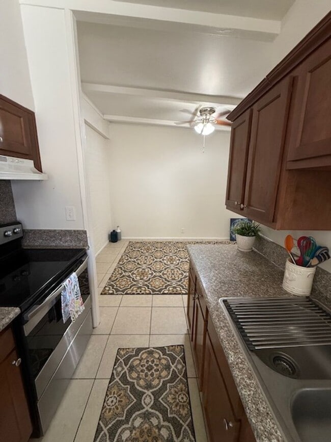 Building Photo - Freshly Updated 2 Bed / 1 Bath Apartment in Glendale!