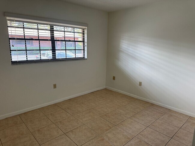 Building Photo - 706 Lee St