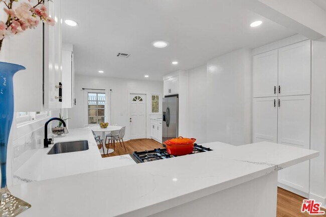 Building Photo - 653 N W Knoll Dr