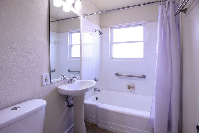 Building Photo - Charming Midtown Condo 2 Blocks From Brookside!