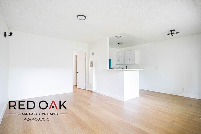 Building Photo - Spacious, Bright, and Completely Remodeled...