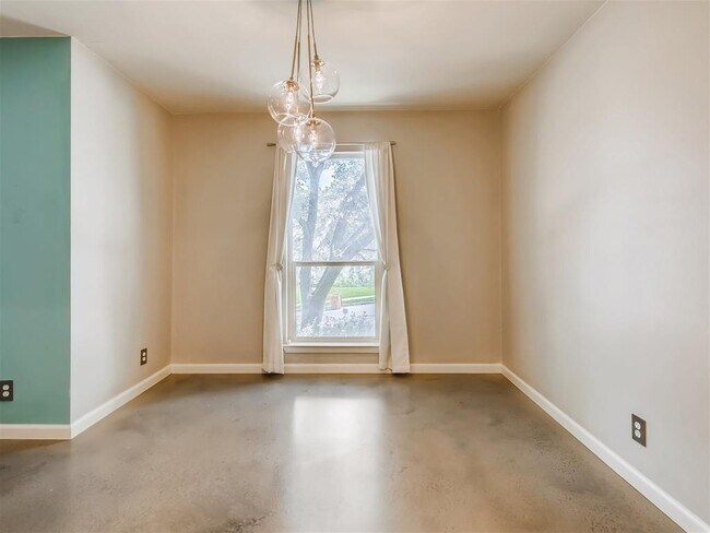 Building Photo - 2500 Candlewood Ct