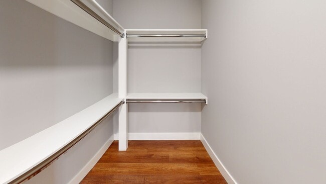 Building Photo - 6BR/6BA Unit with Private Bathrooms | Part...