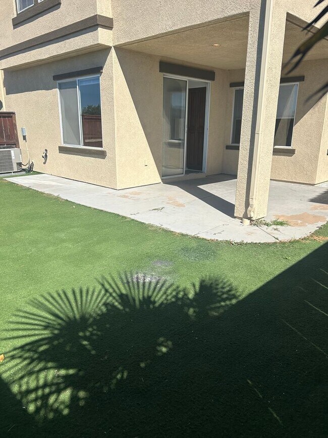 Building Photo - 4BR/2.5BA Townhouse with a view