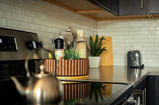 Building Photo - 1229 W 1st Ave