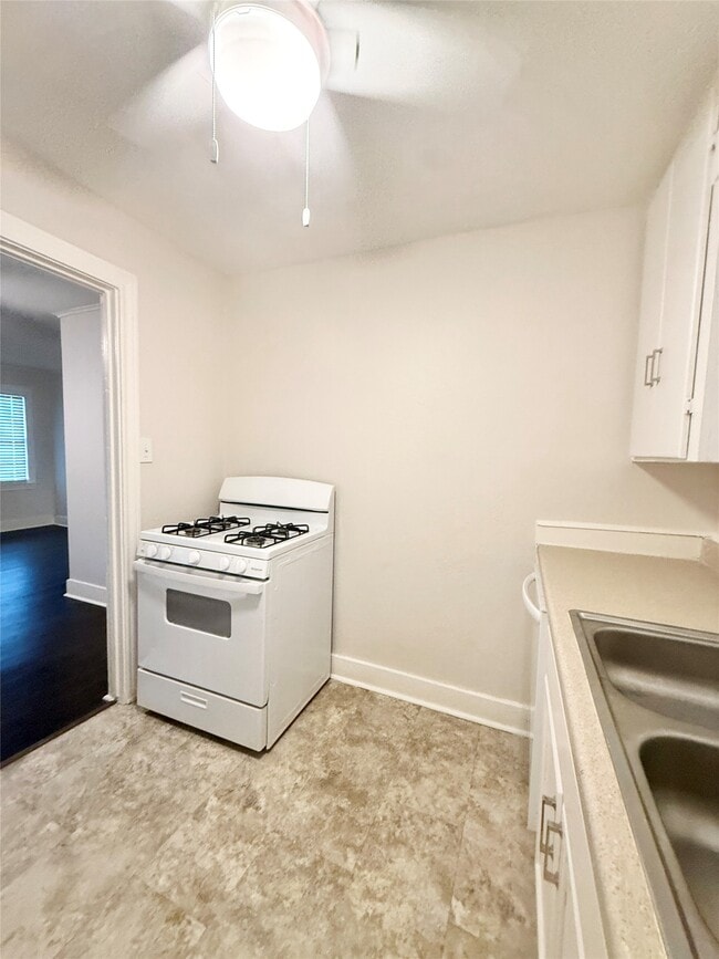 Building Photo - 119 Oak Dr