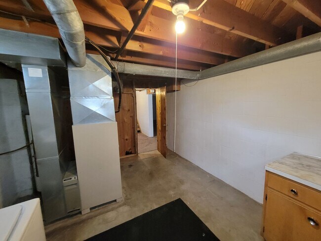 Building Photo - Great Home in quiet Waterloo Neighborhood