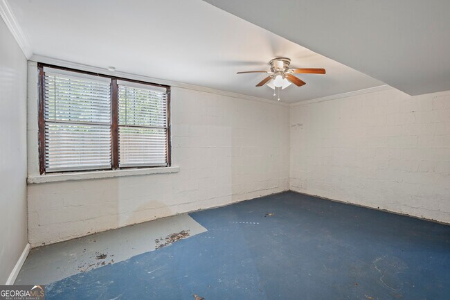 Building Photo - 3823 Kingswood Dr