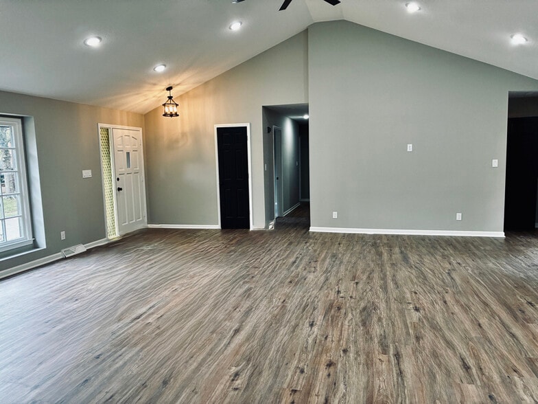 Building Photo - 6724 N Garfield Ave