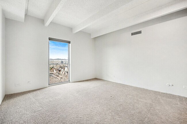 Building Photo - Stunning Mountain Views and an Unbeatable Location!