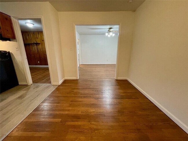 Building Photo - 6328 Oakview Ln