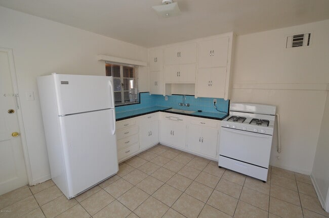 Building Photo - 2425 N Los Altos Ave