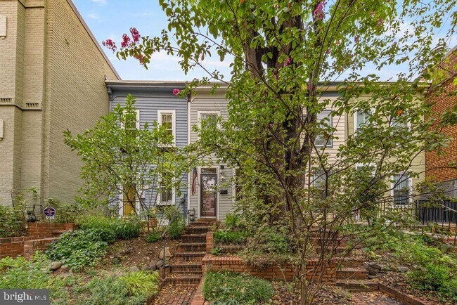 Building Photo - 1124 C St NE