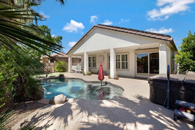 Building Photo - Charming Home with heated Pool & Spa! Amaz...