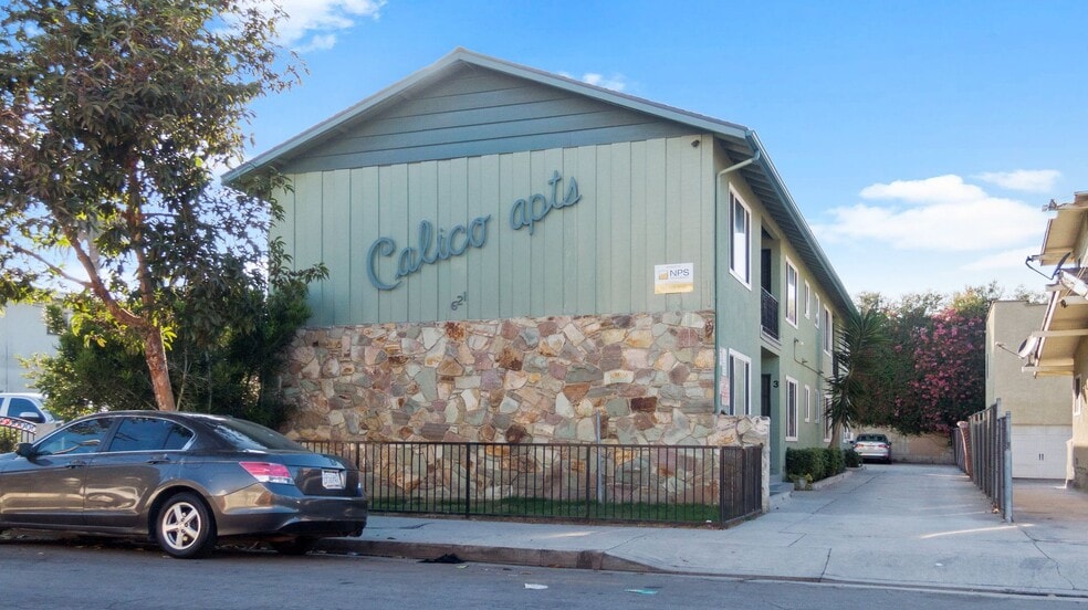 Building Photo - 621 Cerritos Ave