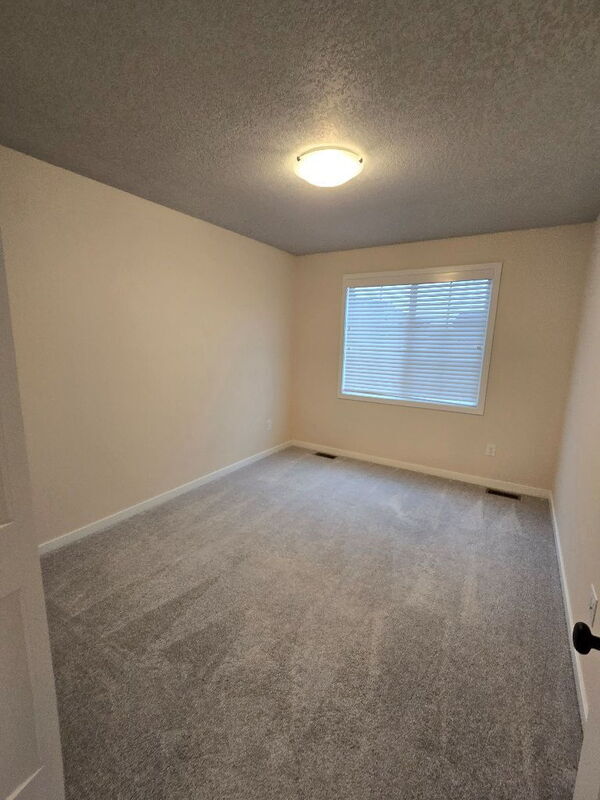 Building Photo - 300 SE Red Fern Dr