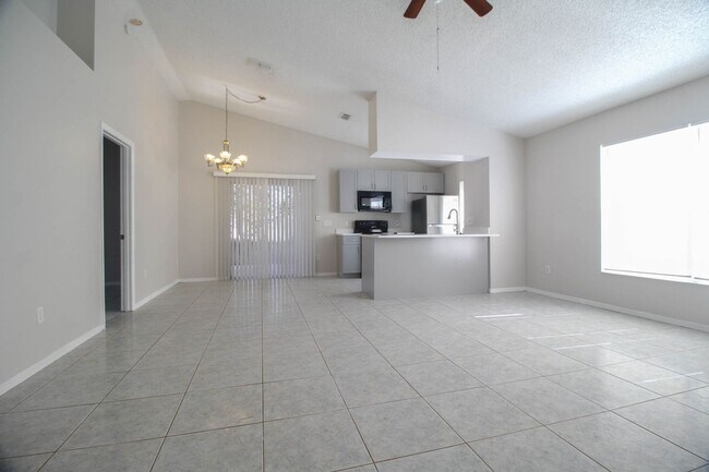 Building Photo - 13859 Glasser Ave