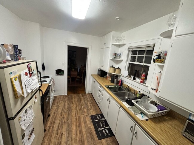 Building Photo - Aug 1st 2026/2027 Pre-leasing Close to 1.5 Blks to CSU & Old Town