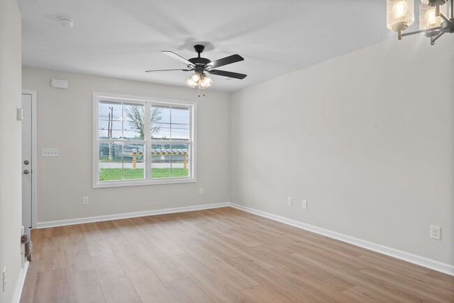 Building Photo - Close to downtown Clarksville! 2 Bed/2.5 Bath townhouse!