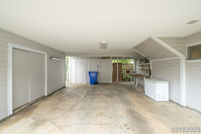 Building Photo - 4 Bed 3 Bath in Kalihi Valley