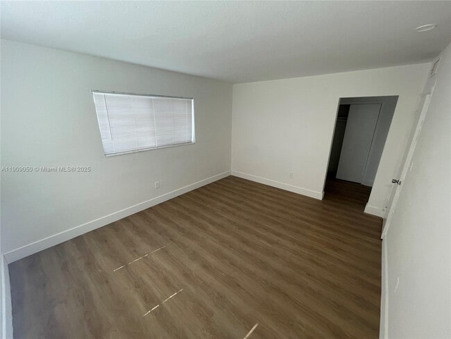 Building Photo - 13700 NE 6th Ave