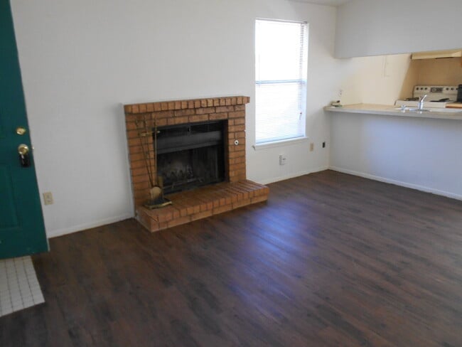 Building Photo - Cute 2/1 - Great area close to TTU!
