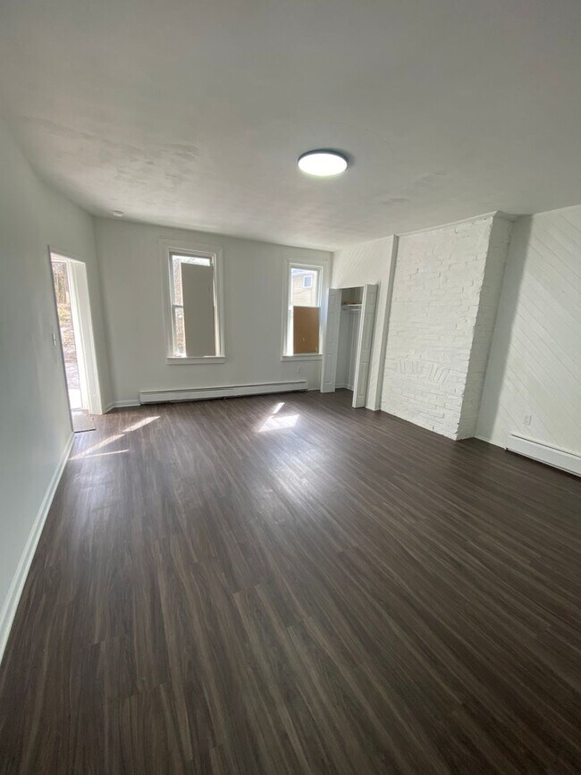 Building Photo - Available MAY 2026 - Beautiful renovated 3 Bedroom, 2 Bath Home in Heart of Allentown!