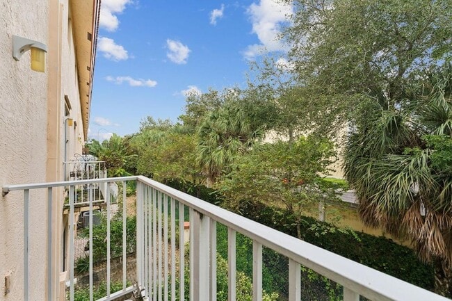 Building Photo - 2469 NE 14th St