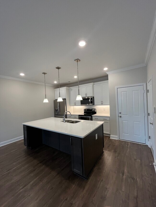 Building Photo - Beautiful 2-Bedroom Townhome with Modern C...