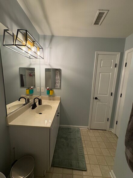 Full Bath in upstairs hall - 13 Glennwood Dr