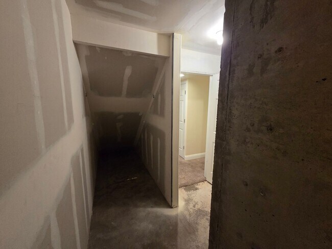 Building Photo - All new paint - super clean and move in ready.