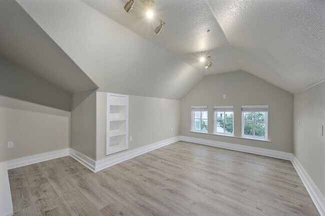 Building Photo - 286 Dayridge Dr