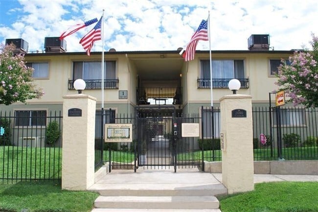 Building Photo - Hacienda Gardens