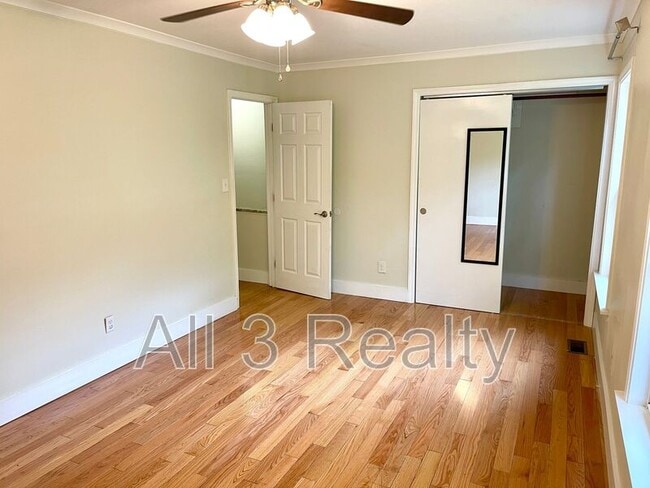 Building Photo - 696 Redland Dr