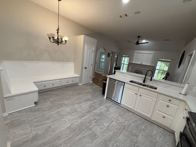 Building Photo - Beautifully Updated 4-Bedroom Home in Pool...