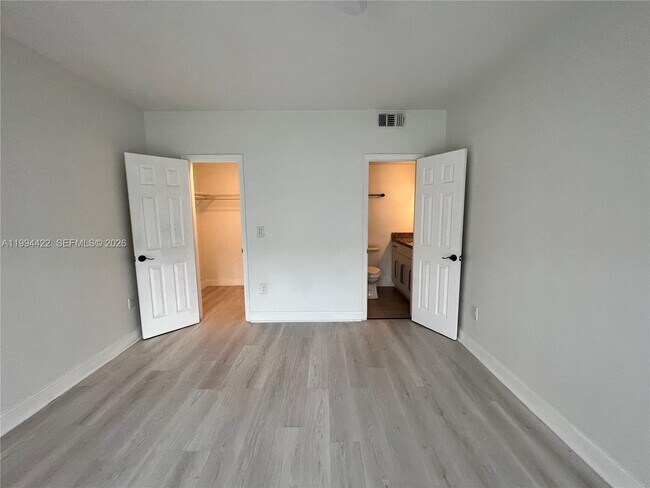 Building Photo - 946 Bay Dr